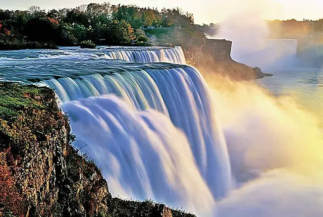 Experience the Magnificence of Niagara Falls: A Natural Wonder and Top Attractions